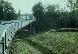 Le sponde all'altezza del ponte di via Villafalletto dopo la pulitura